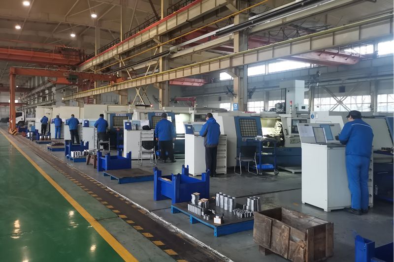3、機加工車間數(shù)控車床班組全體員工早早進入工作狀態(tài).jpg